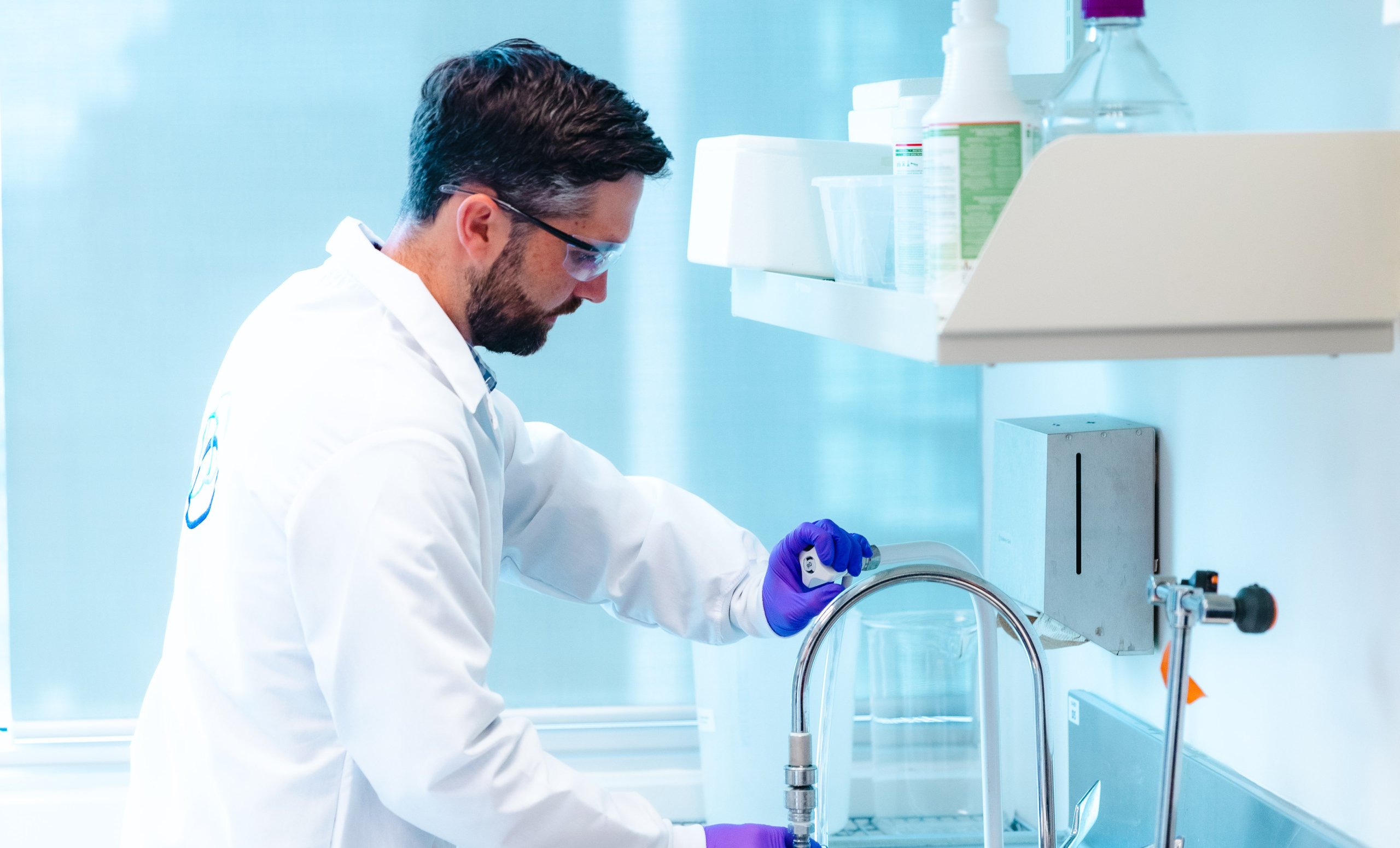 A BlueRock Therapeutics scientist by a lab sink